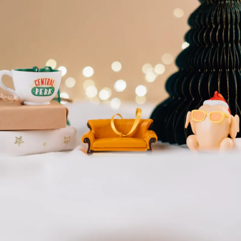 Grupo Erik Friends^Set Adornos Navidad Pavo, Sofa y Taza Central Perk
