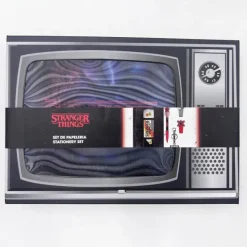 New Set de Papelería Stranger Things Edición Retro TV Stranger Things