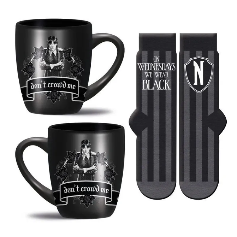 Hot Set Wednesday: Taza y Calcetines Color Negro Miércoles Addams