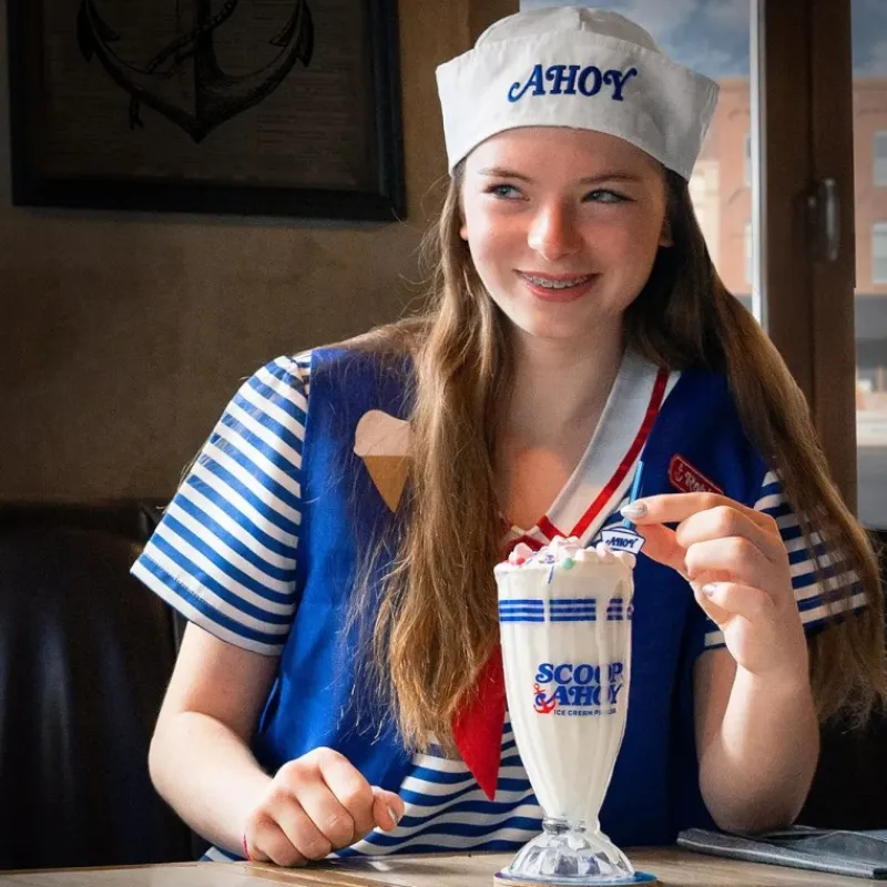 Cinereplicas Stranger Things^Vaso y pajita para batido Scoops Ahoy - Stranger Things